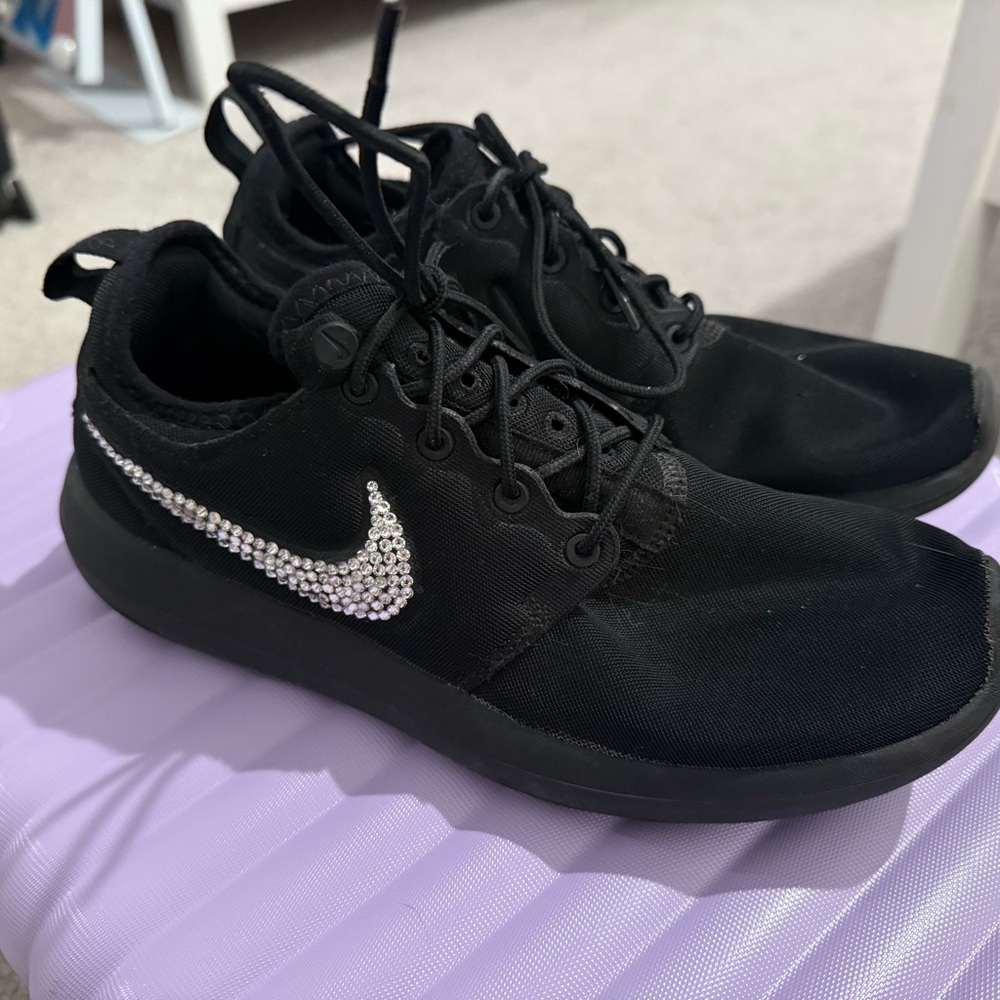 Nike Roshe Two Women's Shoes Black/Black 844931-004 with Sparkling Swoosh